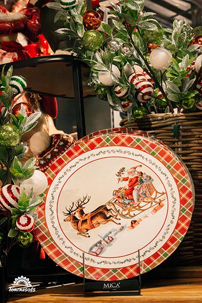 Assiettes avec le traineau du père Noël en imprimé